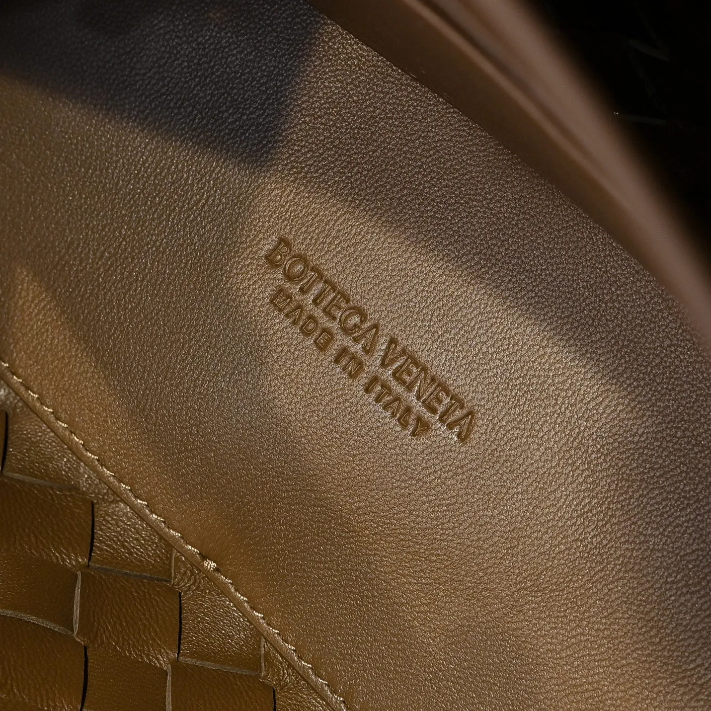 Batch 1860 B's spring and summer new style continues the brand's woven pattern style with detailed metal knot switch buckles. This time, the shoulder straps are also made into tube weaving, showing different craftsmanship. The carrying method is changeable to create more different styles. Intrecciato woven leather small handbag, equipped with sliding crossbody strap. Internal compartments, including 1 zipper pocket and 2 open pockets. Magnetic buckle closure. Size: 25*20*10cm Model: 7463#